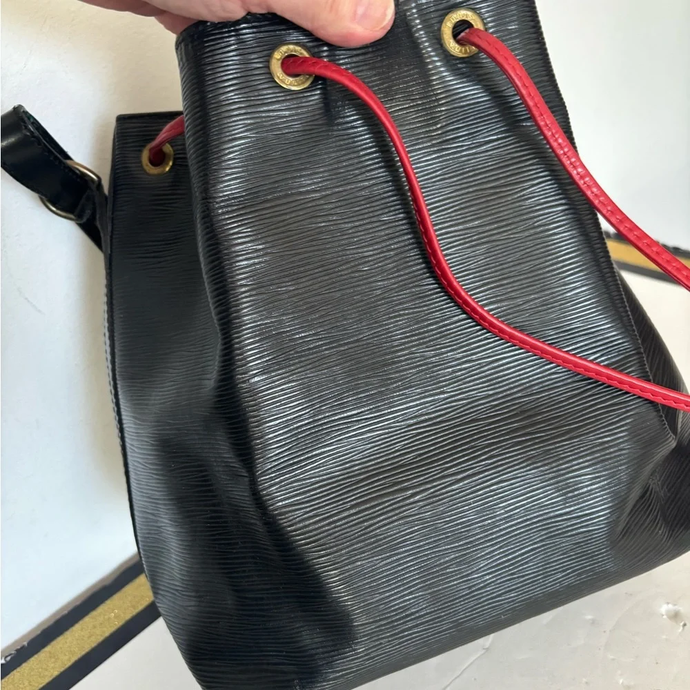 Authentic Louis Vuitton Black epi leather Noe bucket bag